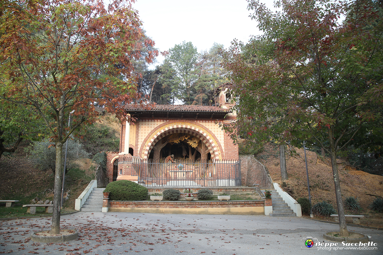 VBS_0882 - I Piloni della Via Crucis del Sacro Monte di Montà d'Alba.jpg